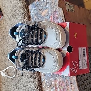 ES "evant" skateboarding sneaker. Grey. Men's size 9.